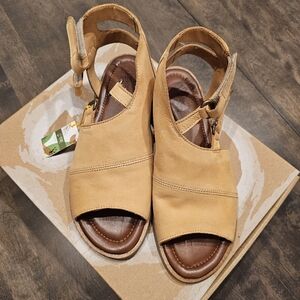 Sergio Tomani Roma Amarillo Leather Sandals NWT New 39 8.5-9